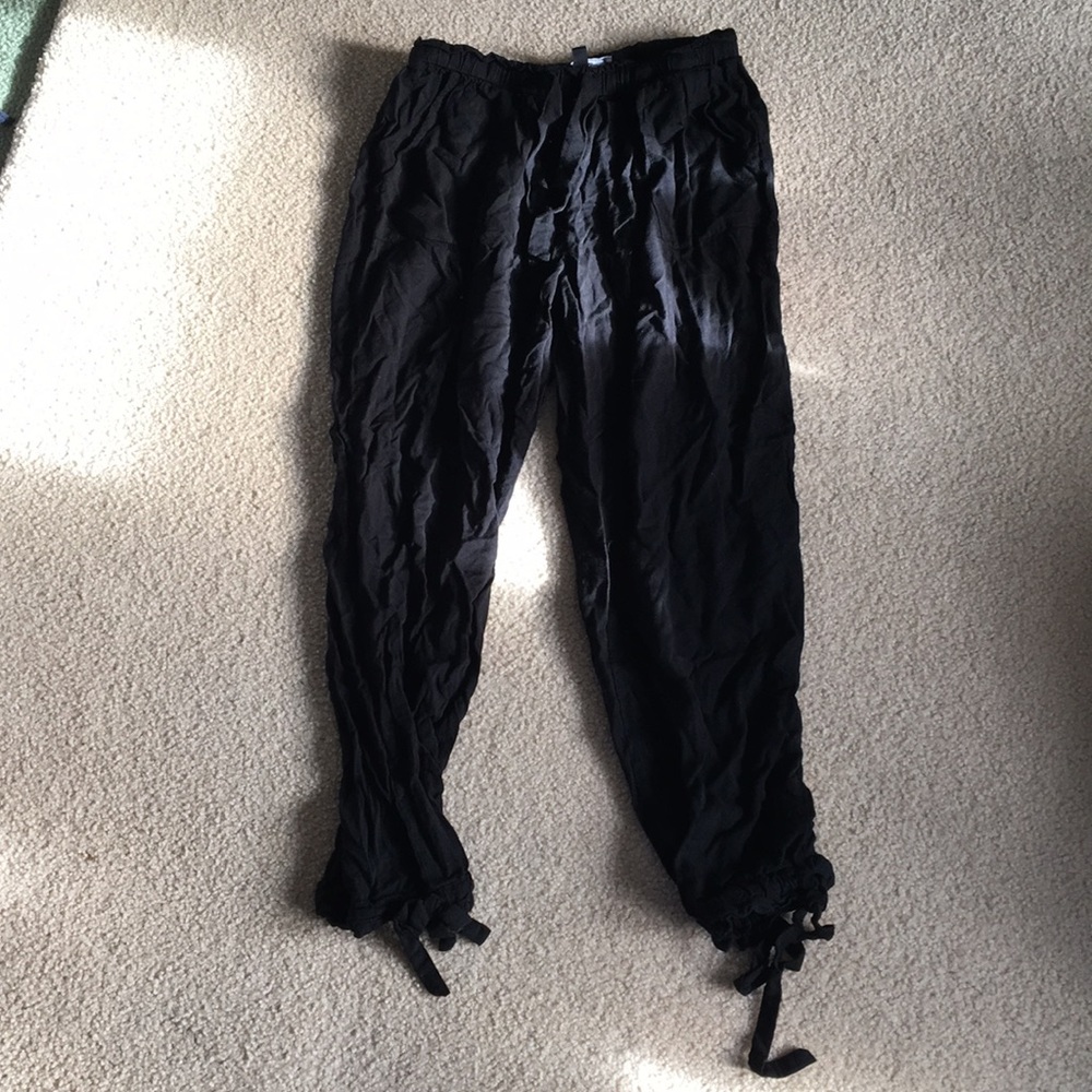 Women’s SZ M black LuLu’s pants.